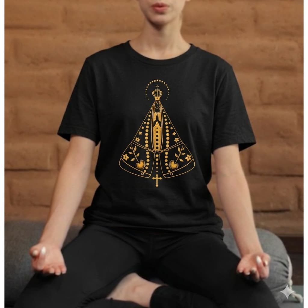 Camiseta Unissex Nossa Senhora Aparecida Minimalista Dourado Estampa Religiosa Elegante