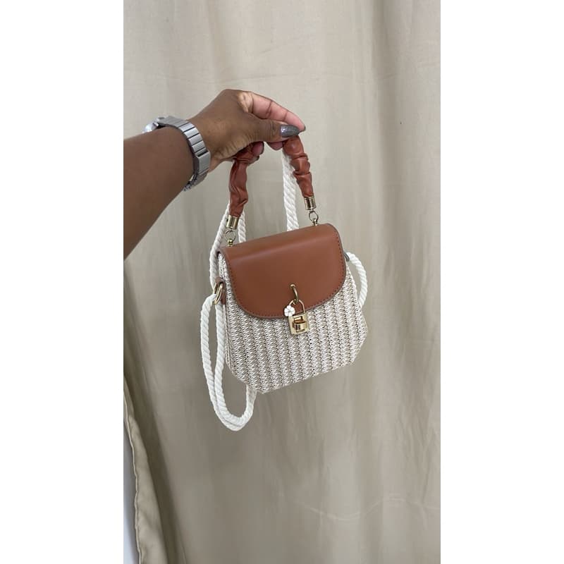 Bolsa Pequena Feminina De Mão Transveral De Palha Quadrada Com Detelhes Em Couto e Dourado Luxo