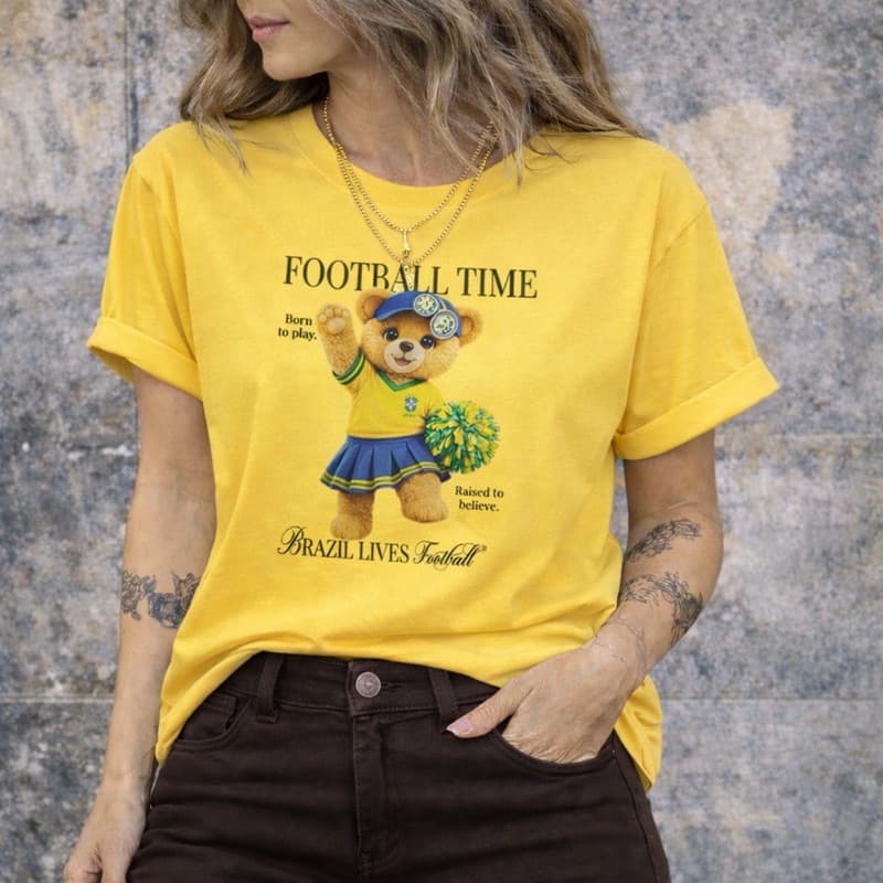 Camiseta Feminina Estampada Urso Brasil Football Time | T-Shirt Casual Algodão Confortável Estilo Tumblr Moda 2026