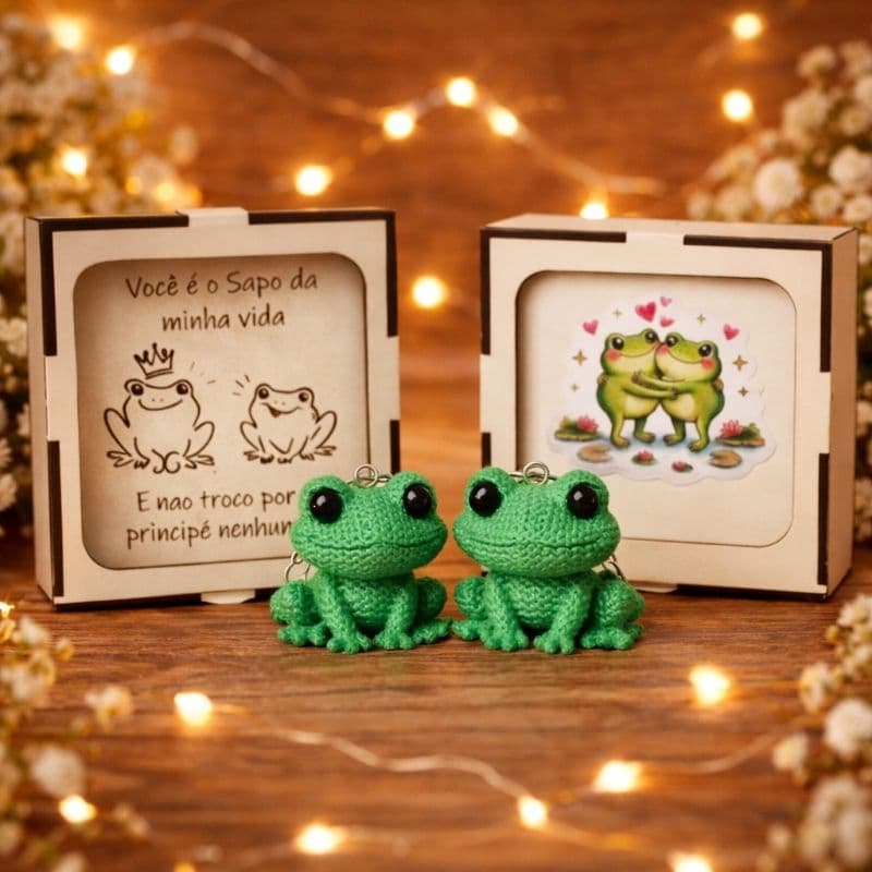 Presente para Namorada Kit Sapo Casal com 2 Chaveiros e Caixa MDF Romântica