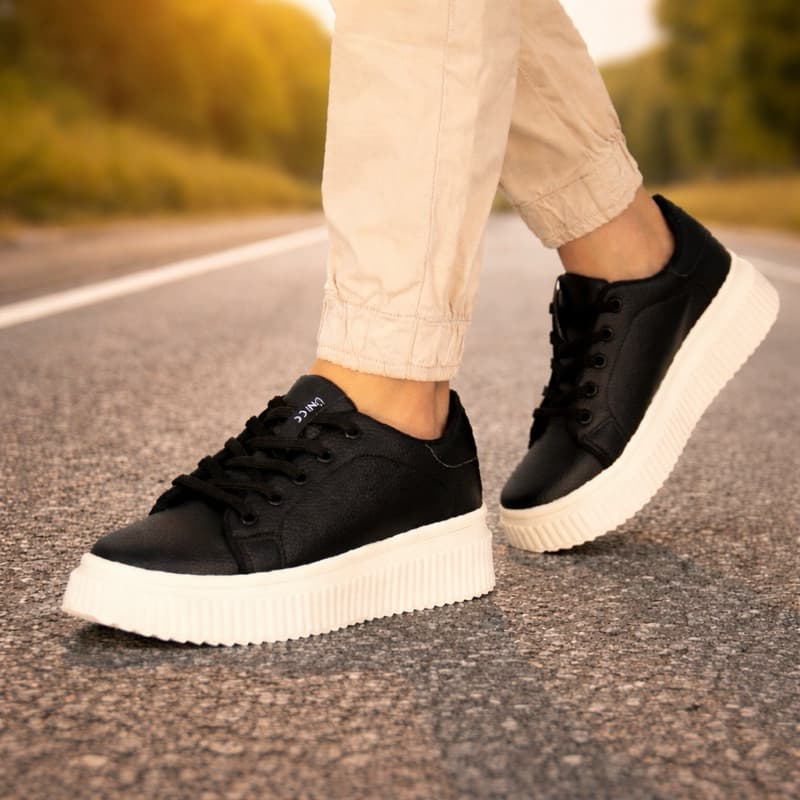 Tênis feminino casual preto branco leve confortavel clean para todas as ocasiões