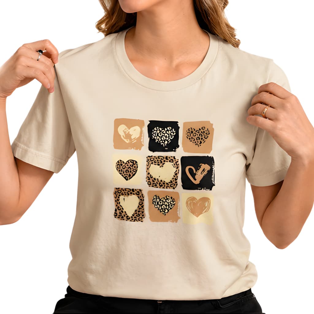 Camiseta Feminina Estampada Coração Animal Print Bege Algodão Premium Confortável Casual