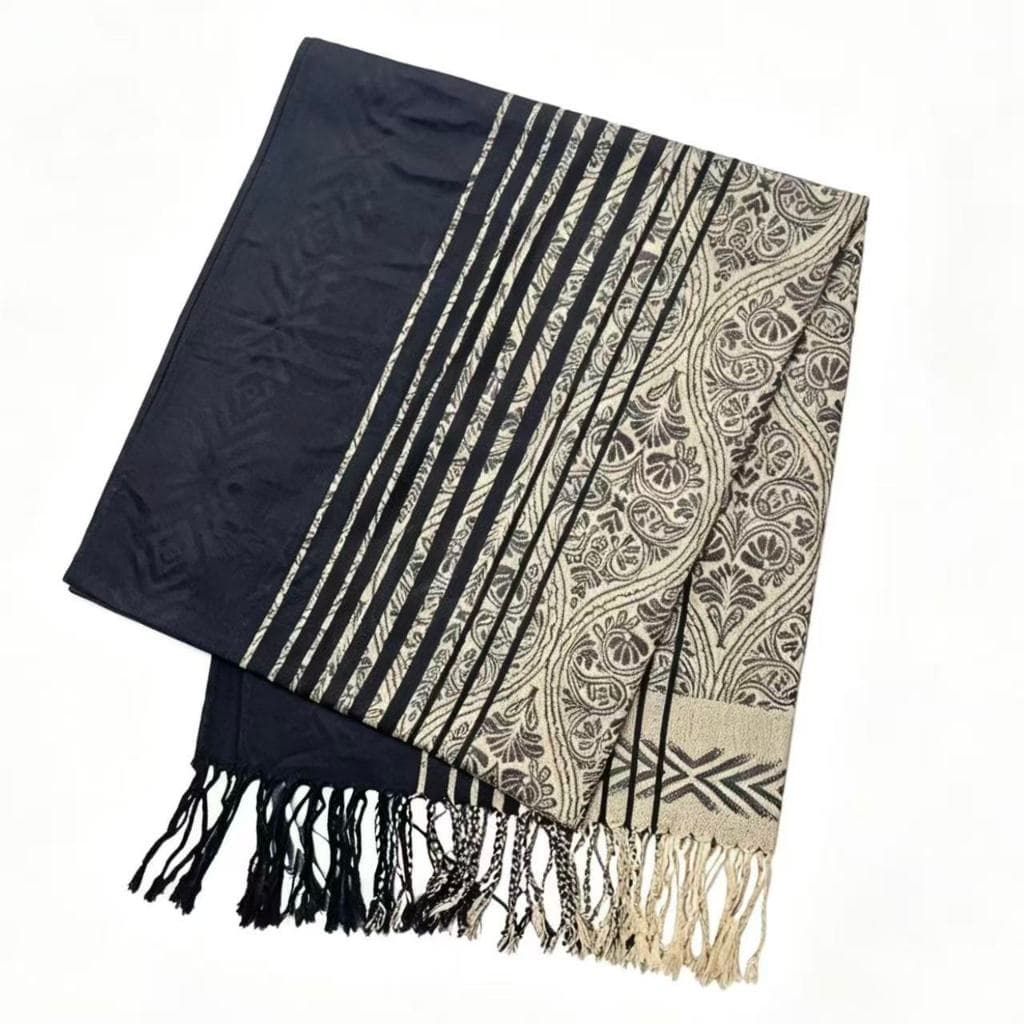 Cachecol com franjas em estilo boêmio, listrado em preto e bege com estampa paisley; xale de tricô com patchwork bordado