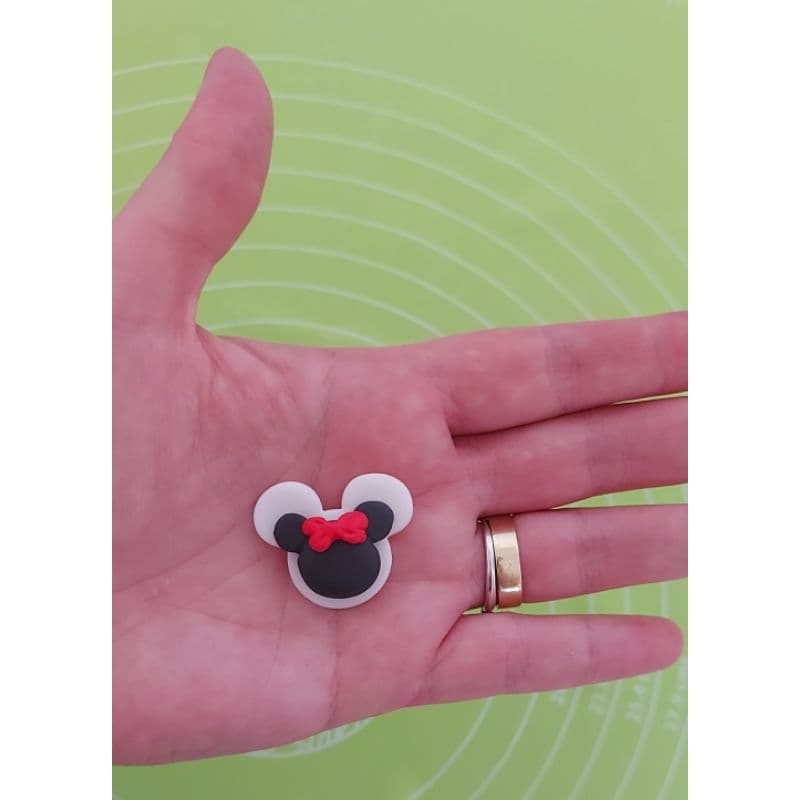 Aplique de pasta americana comestível tema Mickey ou Minnie com base branca. Para doces.