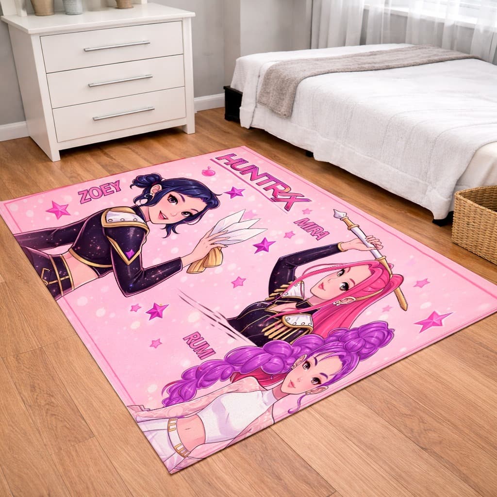 TAPETE DECORATIVO INFTANTIL GUERREIRAS DO KPOP HUNTRIX AVELUDADO TAMANHO 130X100