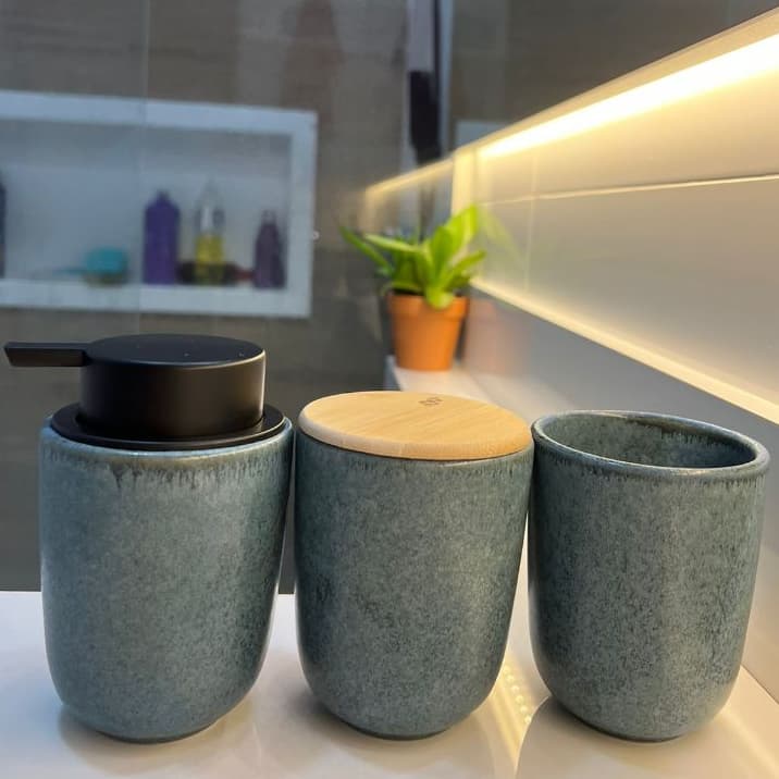 Peças para banheiro em cerâmica azul safira, dispenser, porta escovas e pote com tampa em bambu