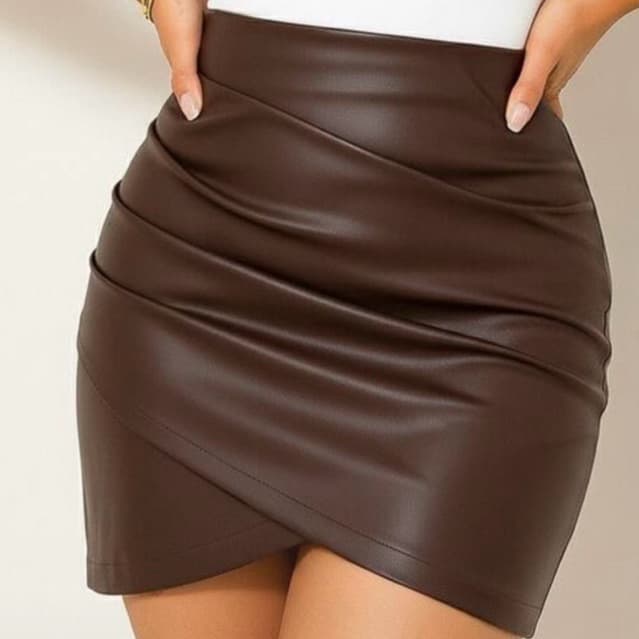 Saia Couro drapeado frontal  cintura alta Moda FEMININO