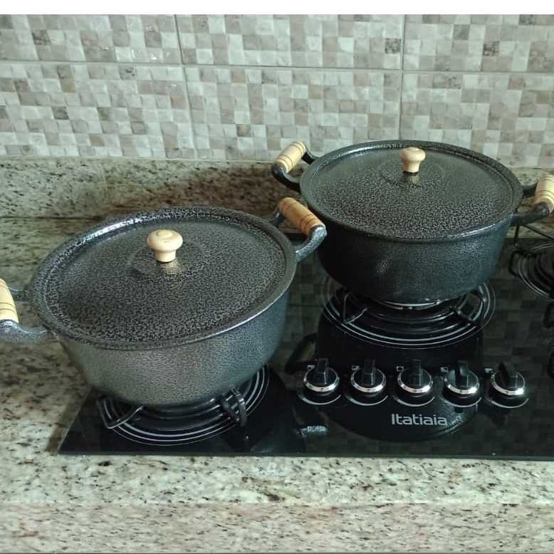 Kit com 2 panelas caçarolas grandes tamanho 28 e 30 de alumínio craqueado preto