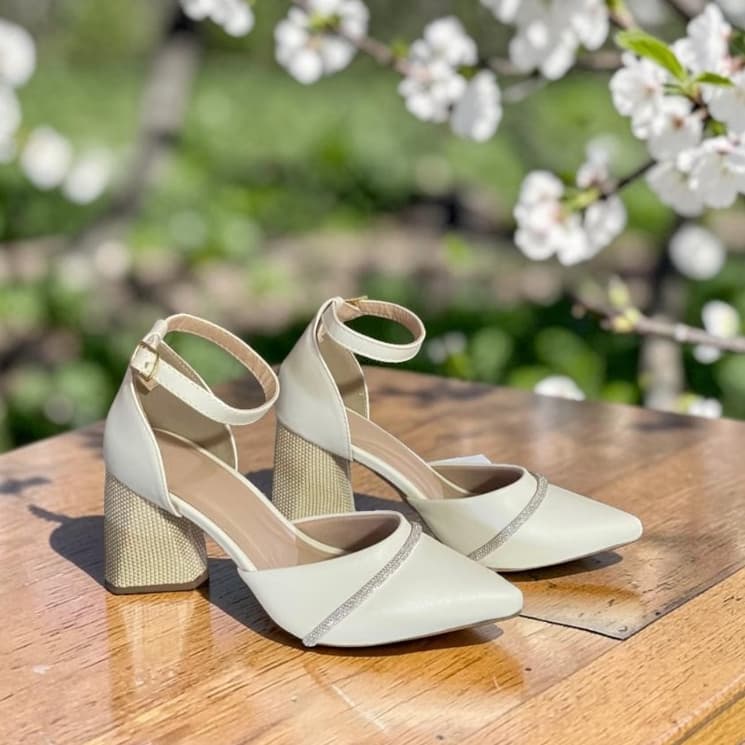 Sandália Salto Bloco Palha  - Off White com Detalhe em Tira de Strass – Elegância e Conforto