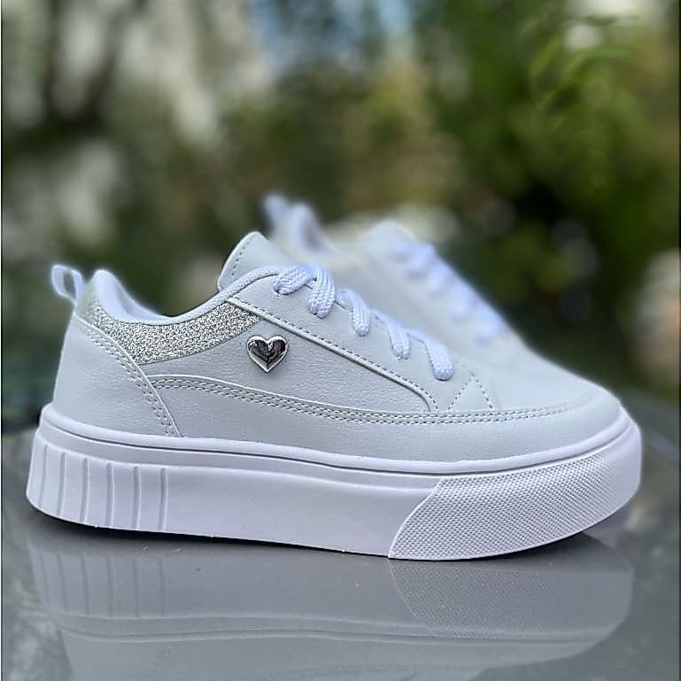 Tenis Feminino Branco e Glitter Prata Flat Coração - Um Encanto em Cada Passo!