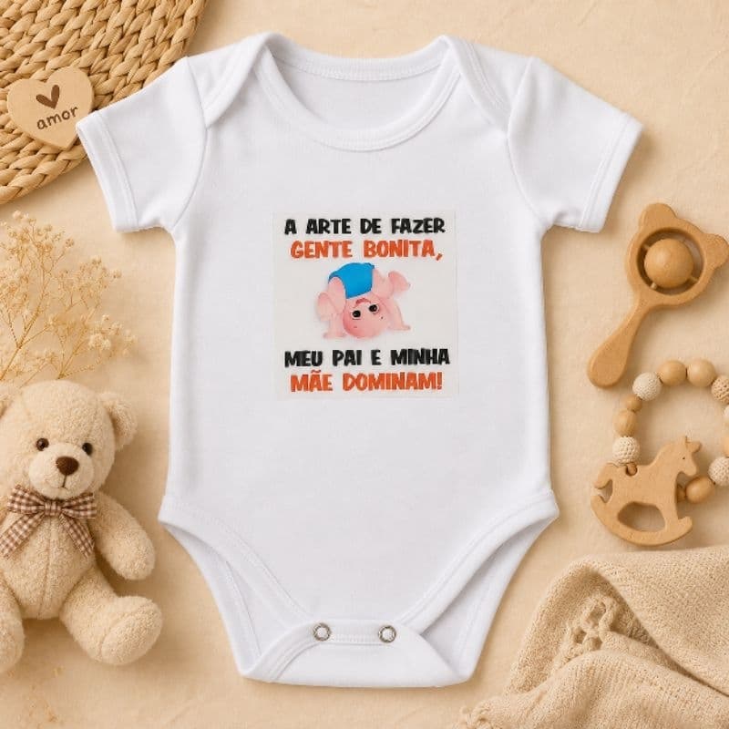 Body Bebê Branco Manga Curta Frase Divertida “A Arte de Fazer Gente Bonita” Roupa Infantil