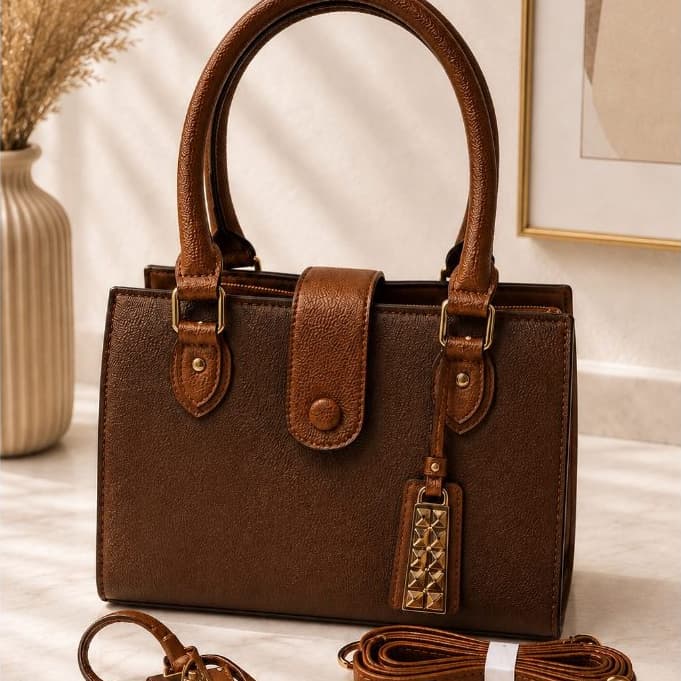 Bolsa Feminina Grande Estruturada com Alça de Ombro e Chaveiro