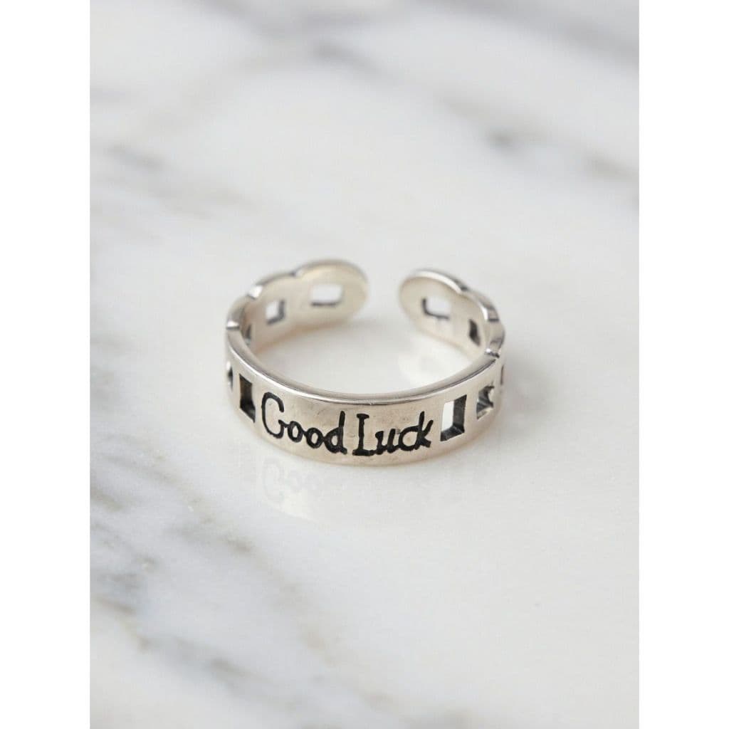 Anel de Prata 925, com escrita "Good Luck"