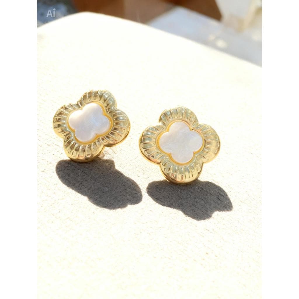 Brinco Folheado a Ouro 18K, com formato de flor e detalhe em madrepérola
