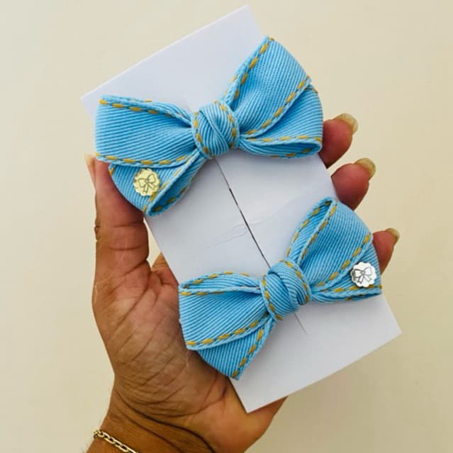 Laço de Cabelo Infantil Jeans com Faixa Elástica – Azul com Detalhes Delicados