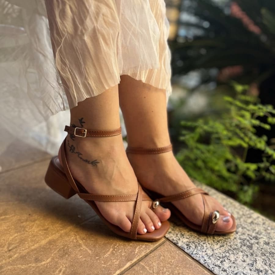 Sandália Salto Bloco Tiras Finas Feminina Detalhe Dedo de Metal Elegante Conforto Casual Chique OURO
