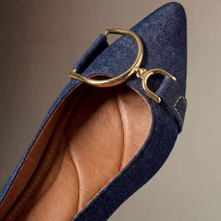 Sapatilha Feminina Fivela D | Tecido Jeans – Feminino, Sofisticado, Estiloso, Atemporal, Leveza.