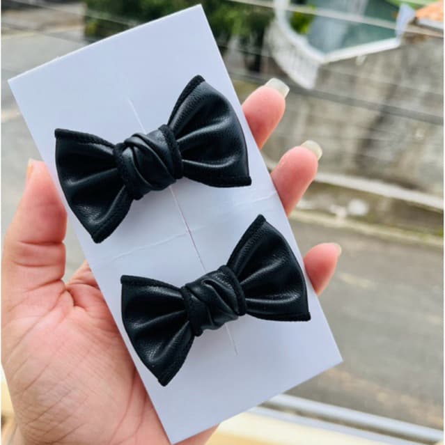 Par de Laços de Cabelo Preto em Courino – Presilha Elegante Infantil / Adulto