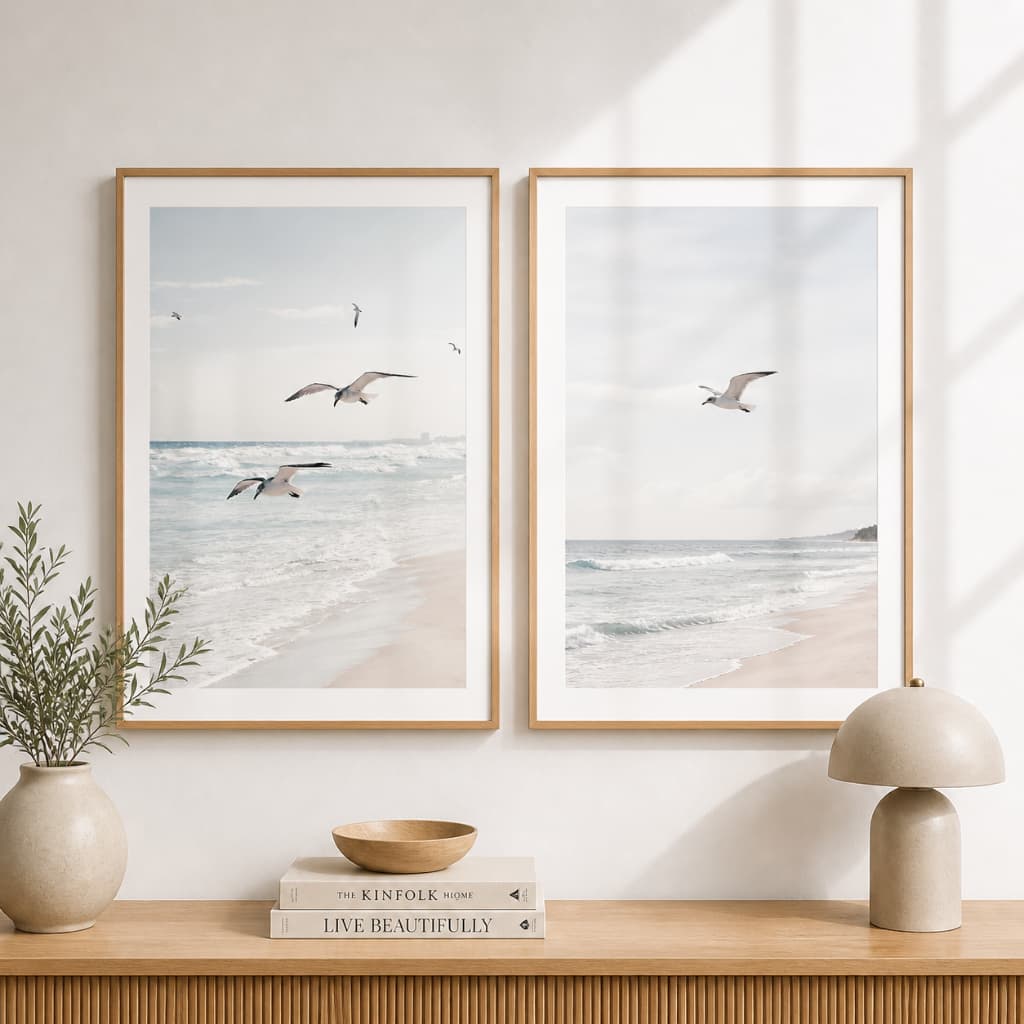Kit 2 Quadros Decorativos Praia Mar e Gaivotas Minimalista Sala Quarto com Moldura e Vidro