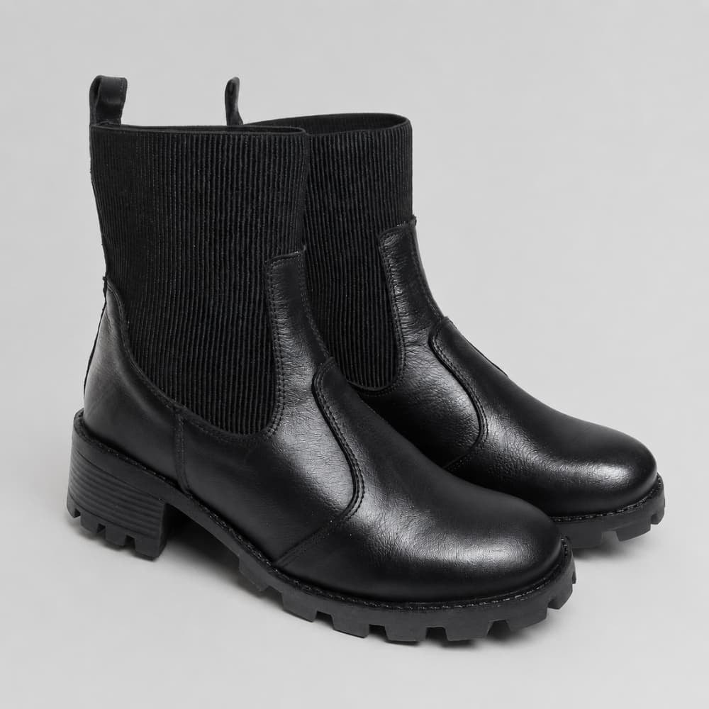 Bota Feminina Couro Cano Curto Solado Antiderrapante Moda Casual Tratorada festa Calce Fácil