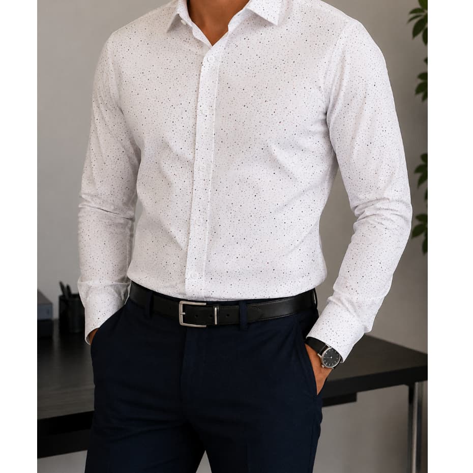 Camisa formal masculina com estampa salpicada e ajuste slim fit.