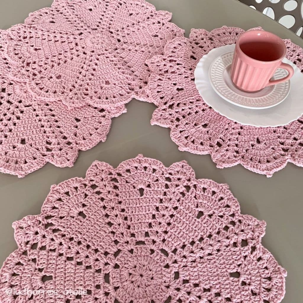 Jogo 4 peças de sousplats em crochê 36,5cm / jogo americano em crochê para mesa posta Rosa Bebê / Sousplat Crochê rosa