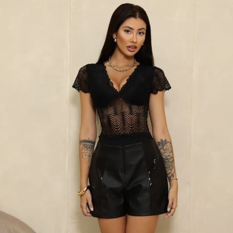 Body Feminino Rendado Luxo com Decote V Manga Curta Transparência Moda Gringa Tendência