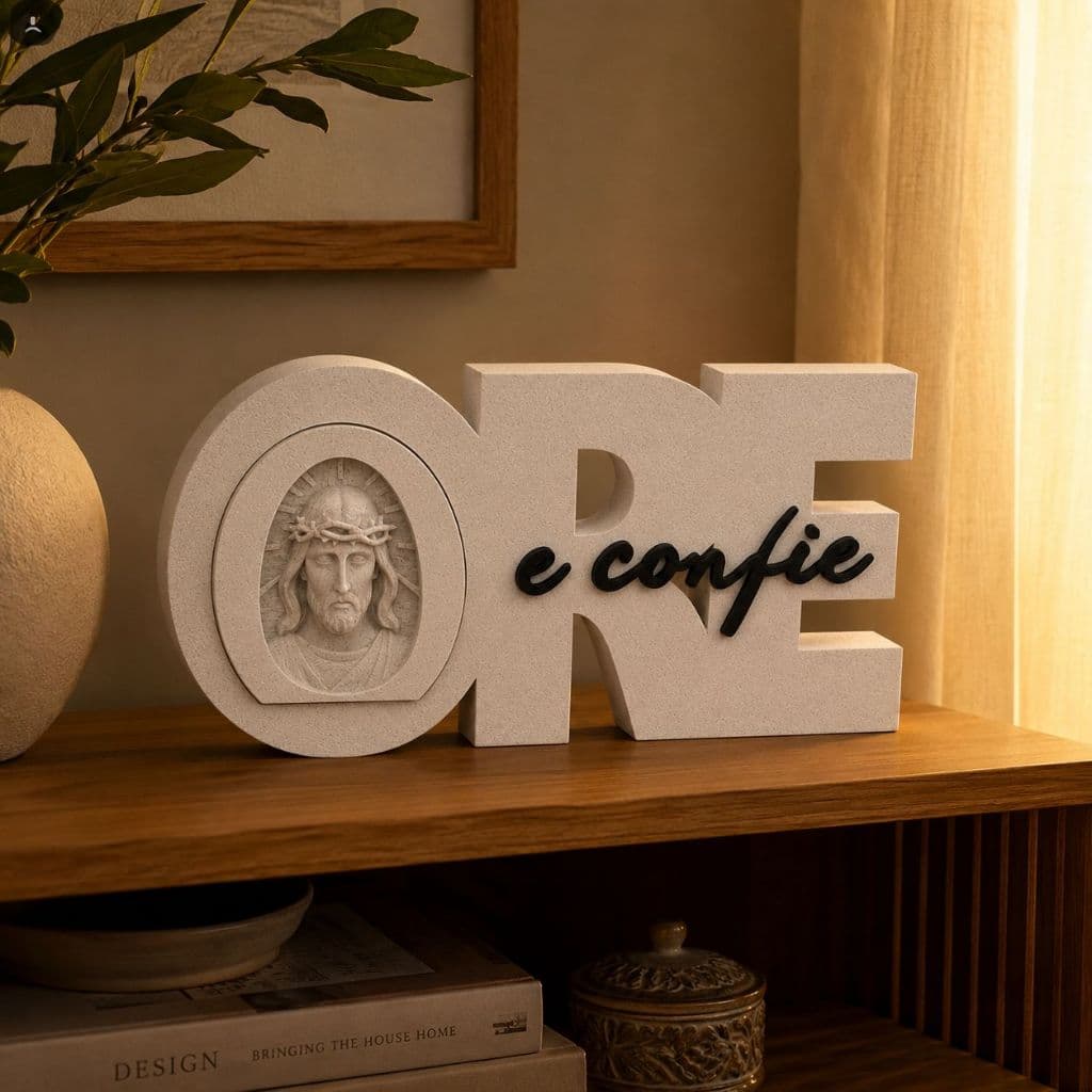 Letreiro Ore e Confie, enfeite decorativo cristão elegante e moderno.