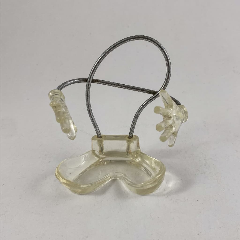Suporte de mesa antigo dos anos 90 para celular com mãozinhas e pés (a)