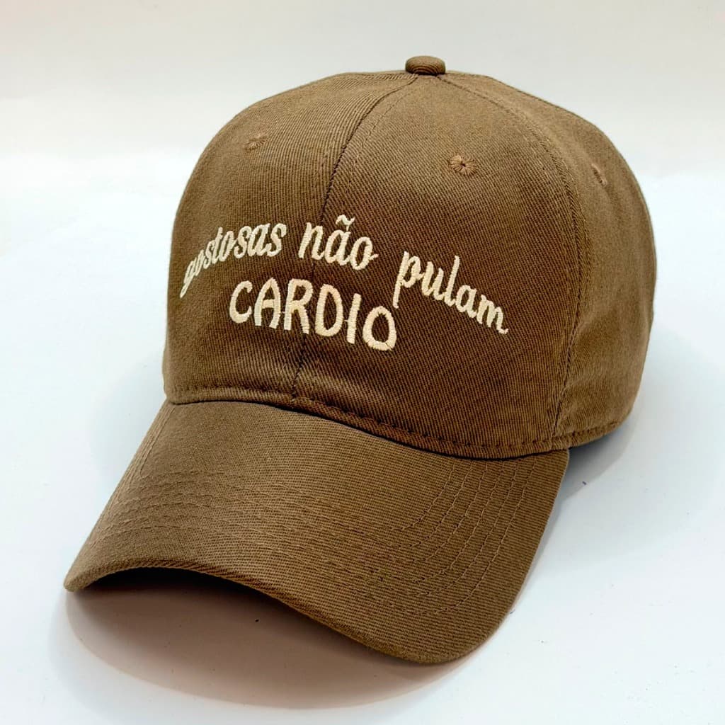 Boné Gostosas Não Pulam Cardio Marrom Bordado Aba Curva Regulável Feminino Casual Academia Dia a Dia