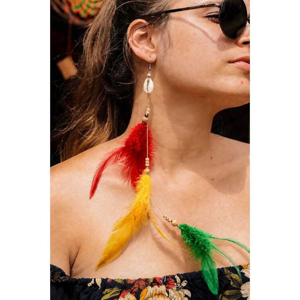 Brinco Hippie Reggae com Búzios e Penas – Artesanal Boho Rasta Festival Praia