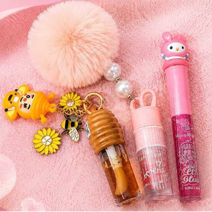 KIT GLOSS ENCANTO ROSA – Gloss + Chaveiros + Pompom ✨