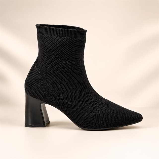 Bota Feminina Cano Baixo com Salto Grosso Assimétrico Knit