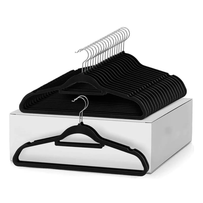 kit c/ 50 cabides slim preto de veludo com reforço, gancho cromado