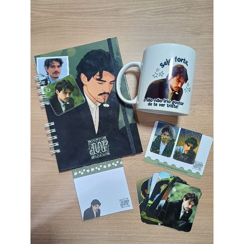 Kit Fã Personalizado | Jão, Taylor Swift, BTS, Stray Kids, Sabrina Carpenter | Caneca + Caderno | Presente para Fãs