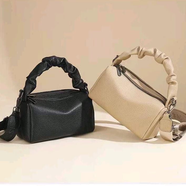 Bolsa feminina baú com alça frufru e alça transversal com divisorias