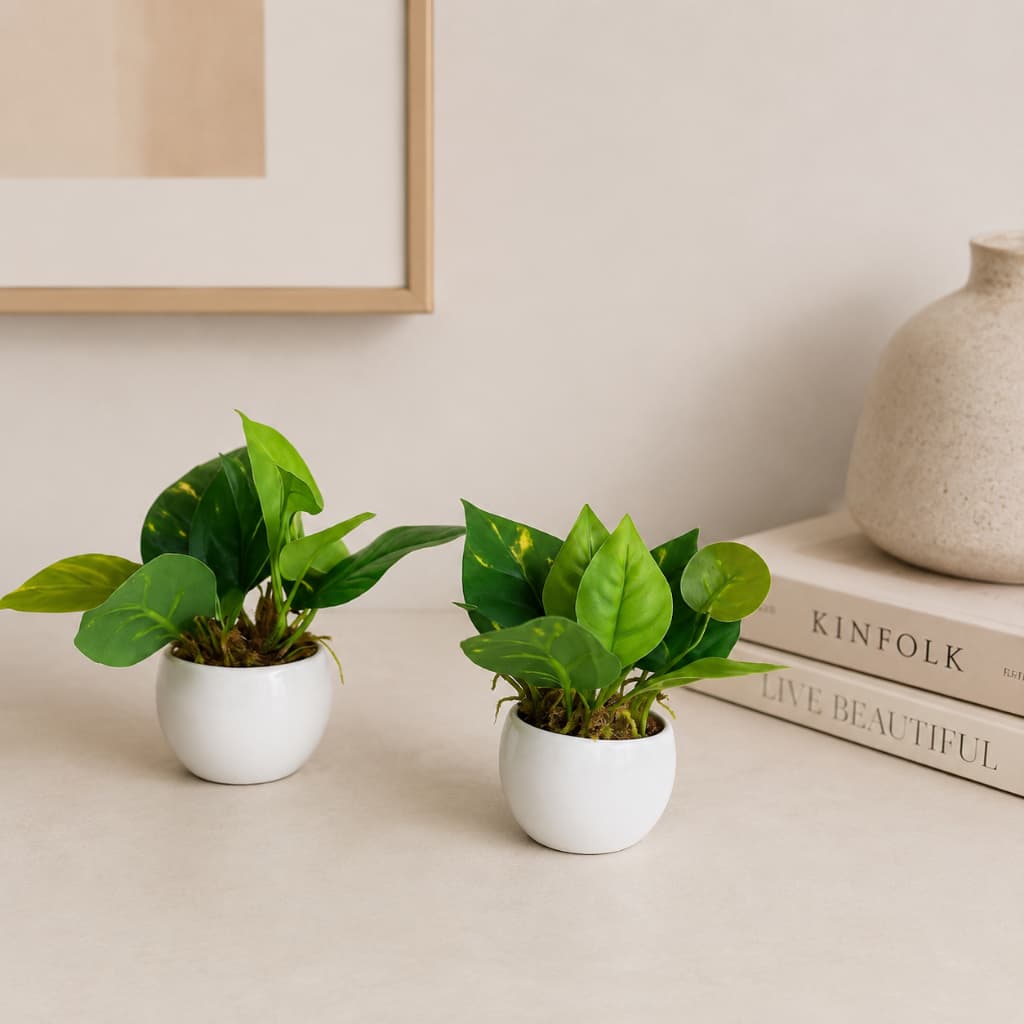 Kit 2 Vasos Brancos com Plantas Artificiais Decorativas para Sala Escritório Mesa Aparador Banheiro