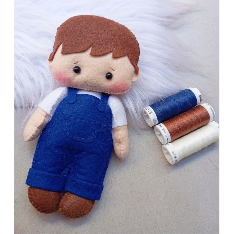 Enfeite decorativo Boneco menino em feltro 15 cm