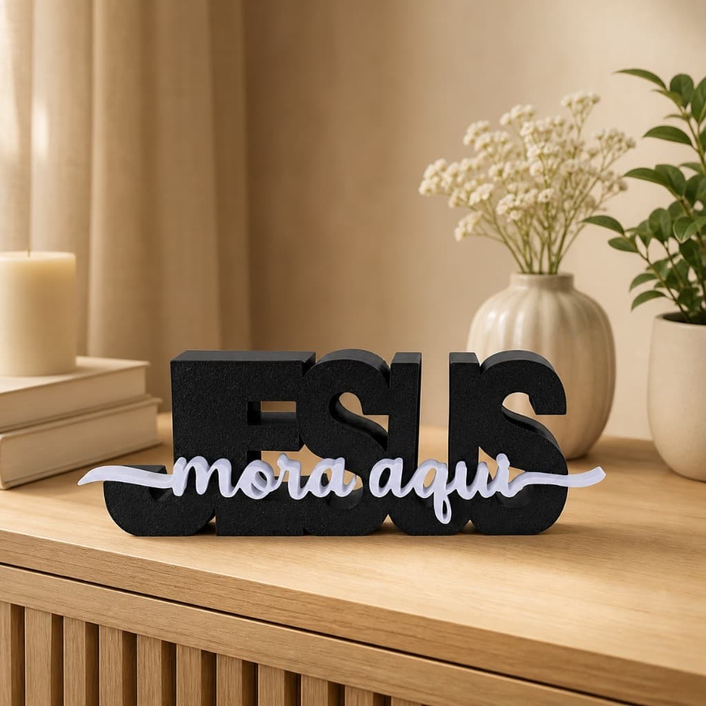 Letreiro Decorativo Jesus Mora Aqui Enfeite Religioso para Decoração Sala Rack Estante Mesa Prateleira Quarto Escritório