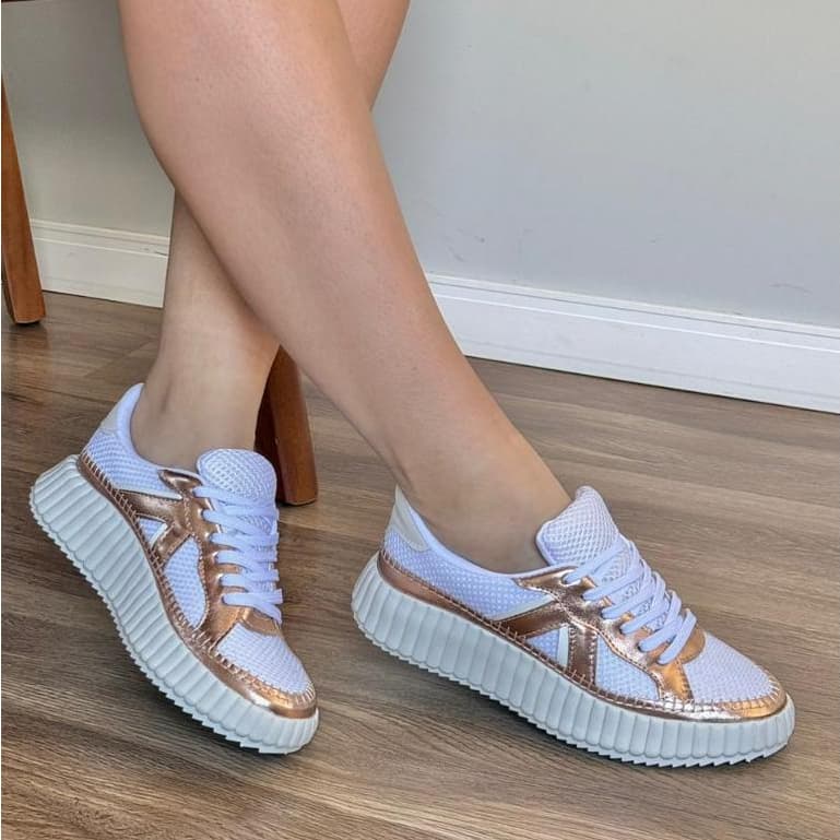 Tênis Feminino Fashion Preto e Dourado com Plataforma, Solado Branco, Design Moderno, Confortável e Versátil para Looks