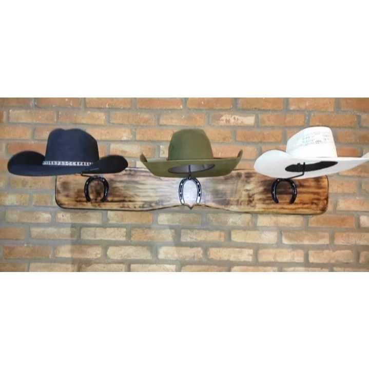 Suporte para 3 chapeus em madeira rustica e com um acabamento com ferradura .