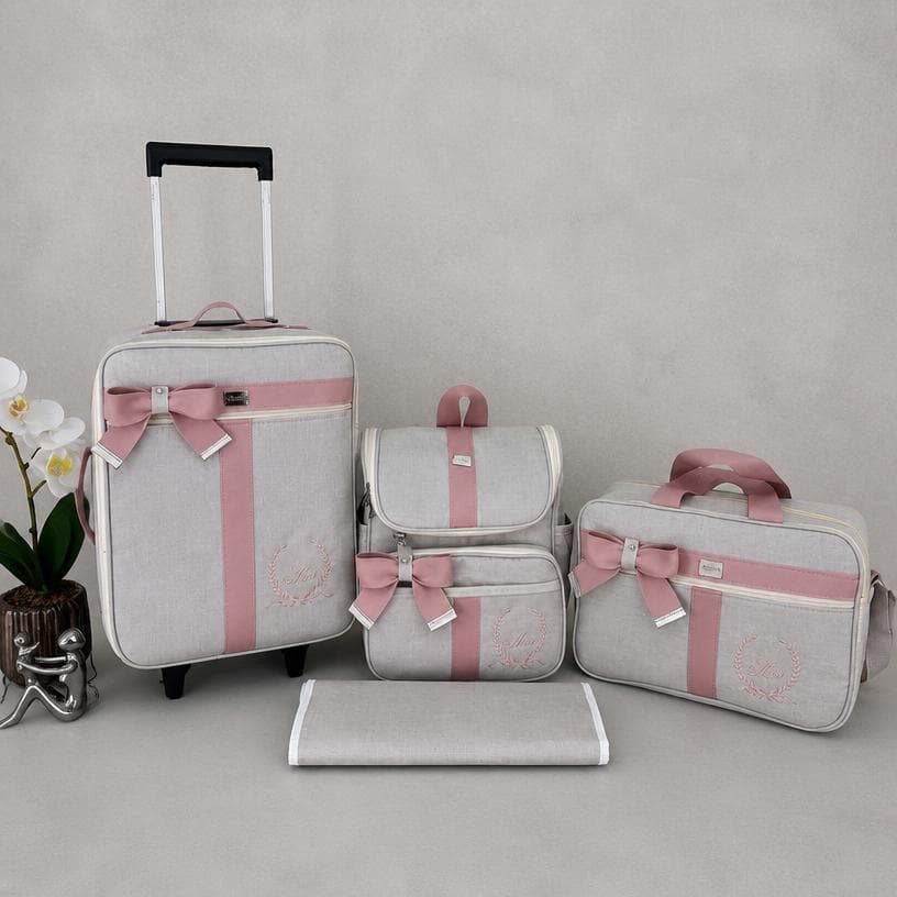 kit de bolsas de maternidade com mala de rodinha e mochila 2 em um bege  com faixa rosê