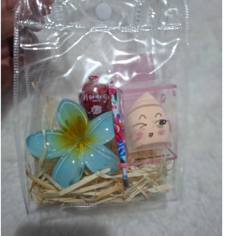 Kit com 4 item 1 Briho Labial Morango,1 Esponja para Maquiagem ,1 Presilha de Cabelo Flor Grande e 1Pinçande