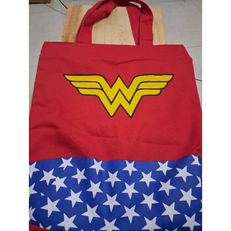 BOLSA EM SARJA MULHER MARAVILHA COM FORRO, ZÍPER E BOLSO INTERNO - TOTE BAG HEROIS CINEMA QUADRINHOS GEEK
