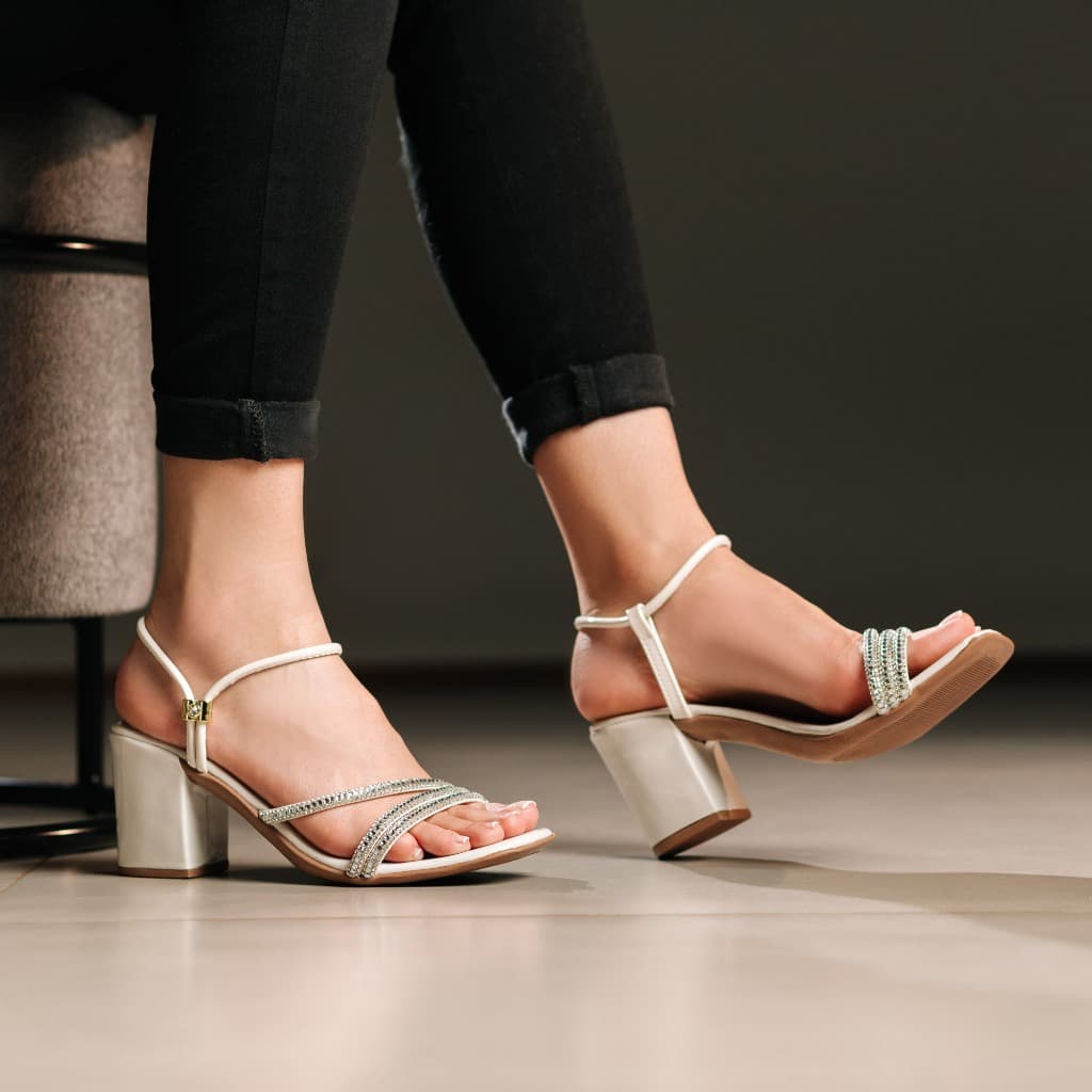 Sandália Feminina Tiras Strass Brilho Cristal Salto Grosso Médio Confortável Moda Saltinho Macia