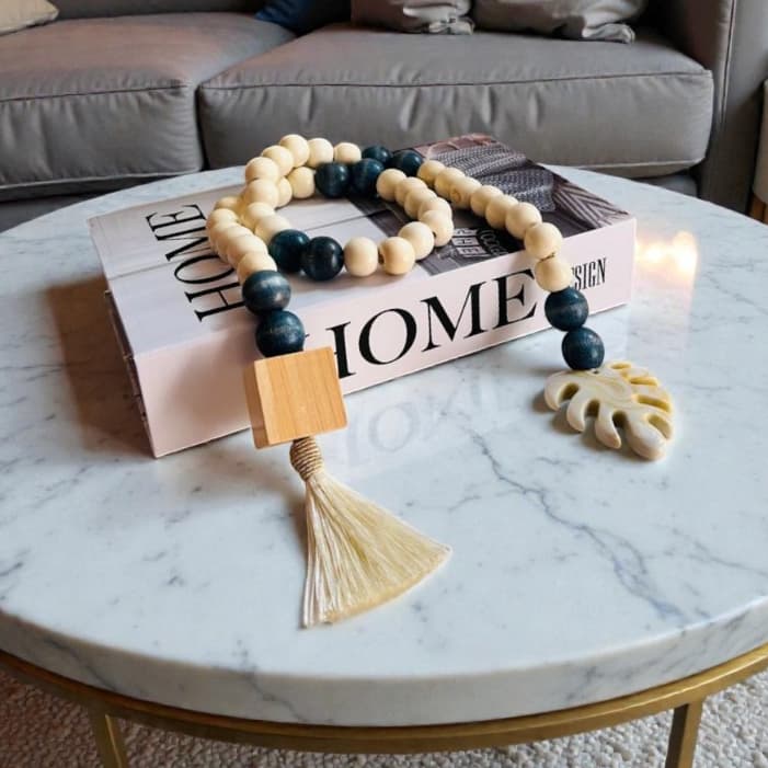 Colar de Mesa Decorativo Artesanal em Madeira Azul Escuro e Creme com Pingente Costela de Adão 90cm
