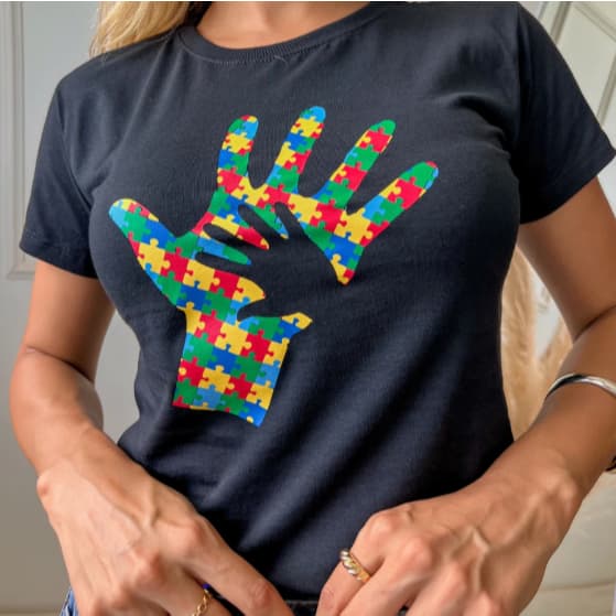 Camiseta Feminina Autismo Estampada Algodão 100% Confortável Casual Moda Inclusão Estilo Moderno com desenho das Mãos