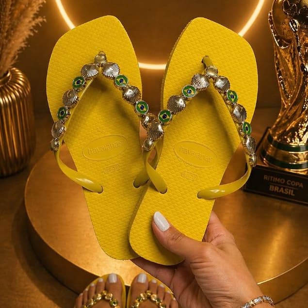 Chinelo havaianas tropical do brasil com diversos pingentes no precinho de verão 2026