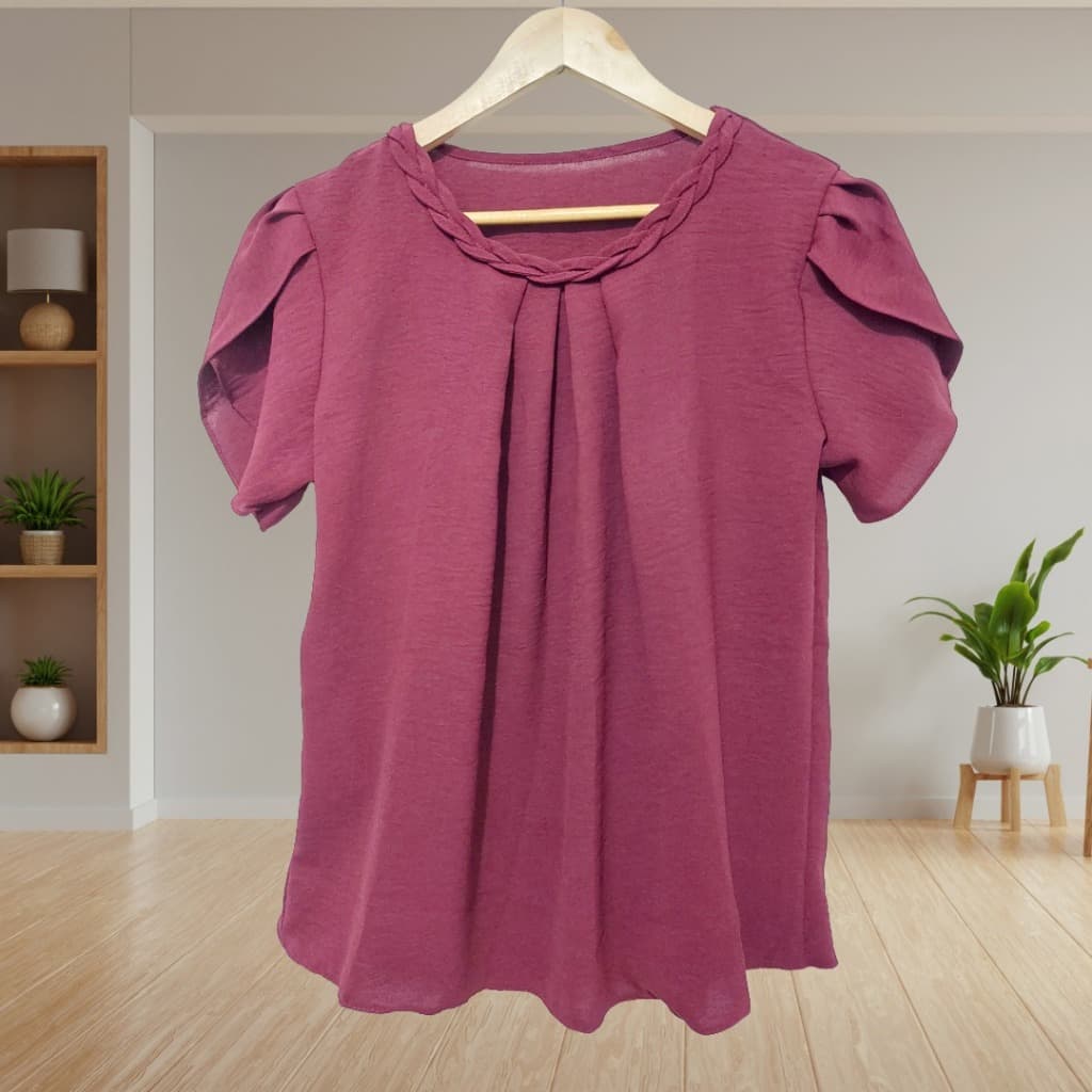 Blusa Feminina Soltinha com Pregas Frontais e Gola Trançada Manga curta