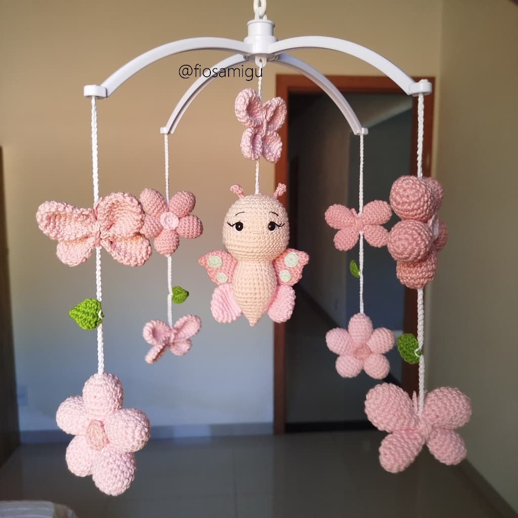 Mobile amigurumi, crochê,  borboletinhas e flores, para berço / musical